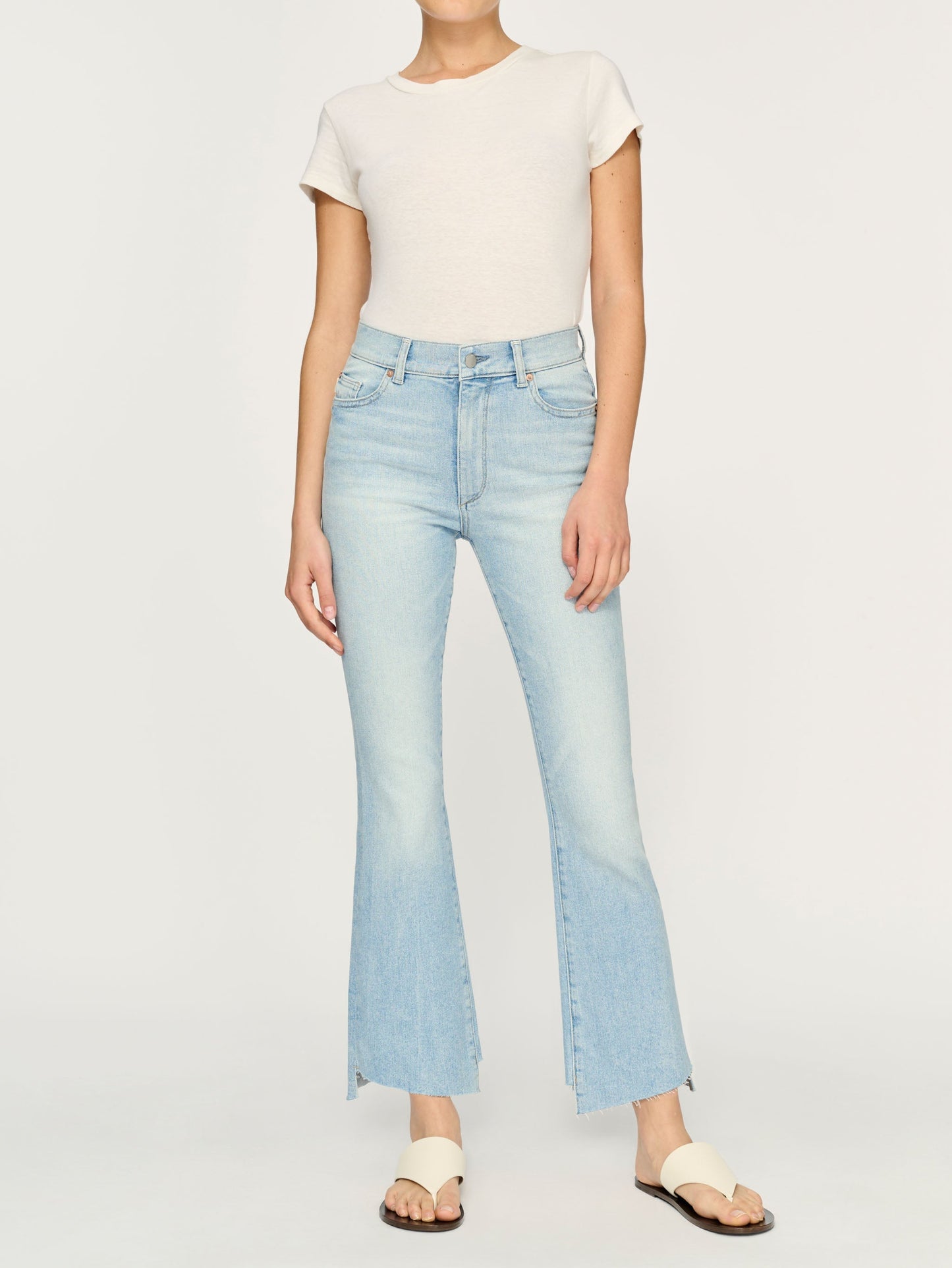 Bridget Boot Jeans, hellblaue ausgestellte Hose mit fransigem Saum und Knopfleiste