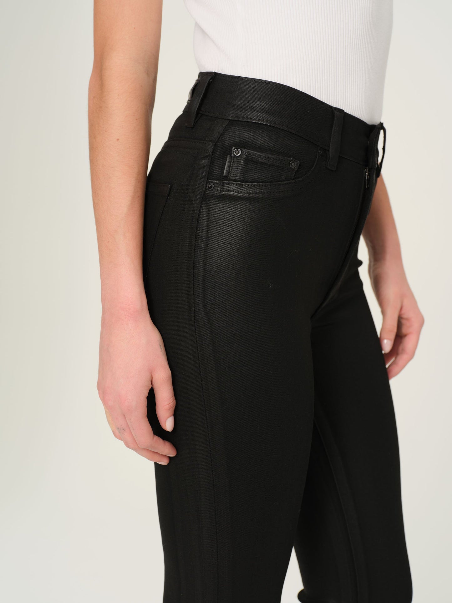 Bridget Boot Coated Hose schwarz beschichtet, Bund und Reißverschlussbereich im Detail