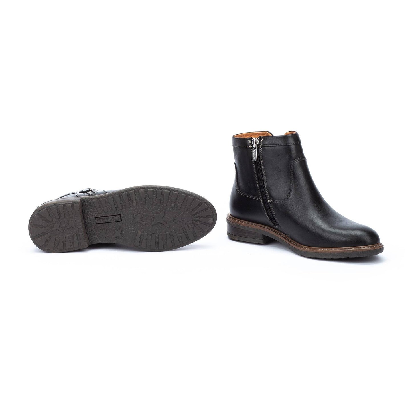 Botines negros con suela con dibujo y tacón bajo, vista lateral