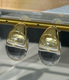 Nova Drops Ohrstecker, klar transparent, goldfarbener Rand, Nahaufnahme