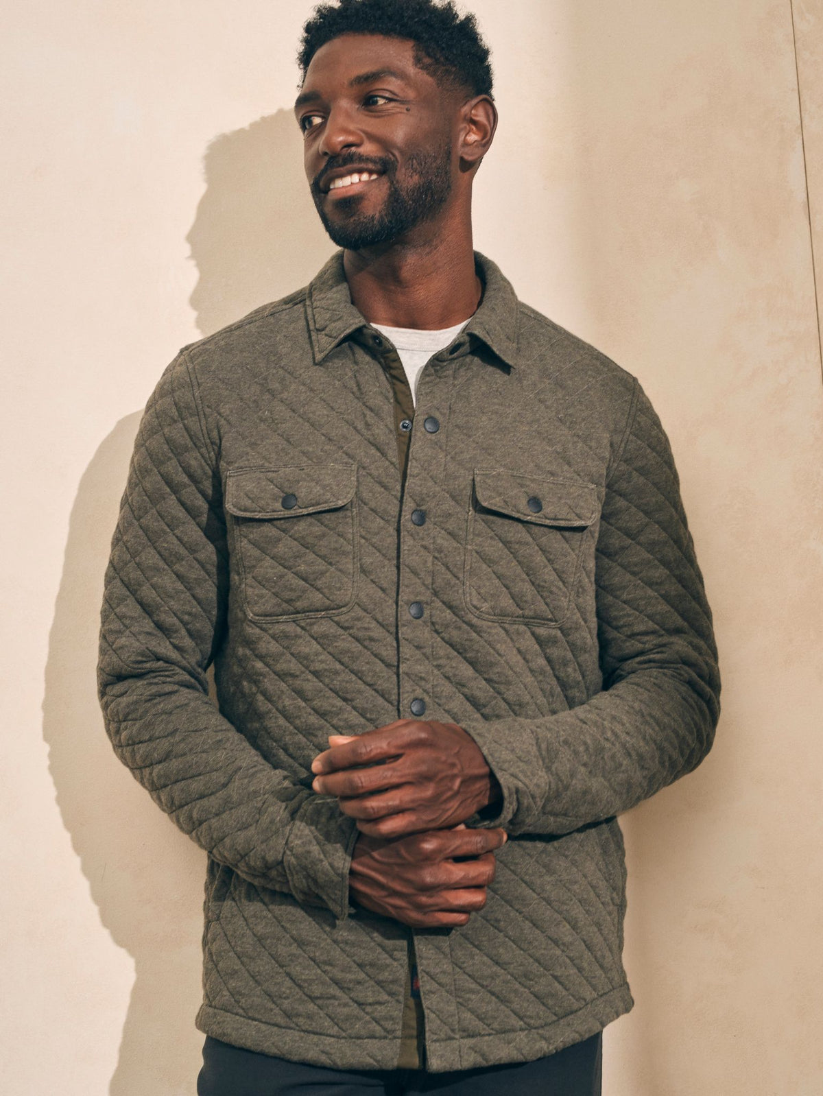 FAHERTY Quilted Fleece CPO-Jacke, grünliches Oliv-Melange, Knopfleiste und Taschen