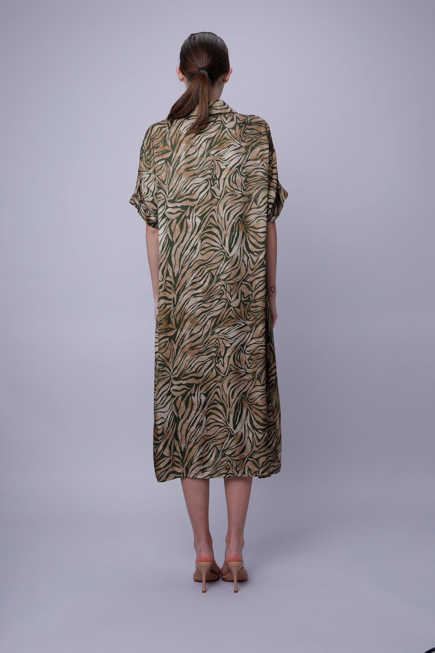 Tania Kleid Camouflage, Rückenansicht mit halblangen Ärmeln