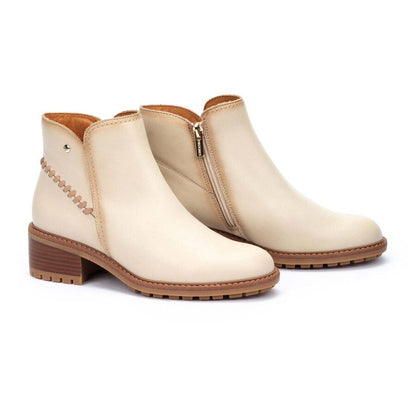 Par de botines Medina marfil con cremallera y costuras laterales