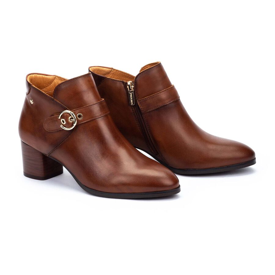 Botines de cuero marrón con cremallera lateral y hebilla decorativa