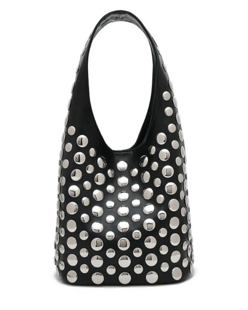 Stefani Studded Bag von ACCESSORY CONCIERGE in Schwarz mit silbernen Nieten