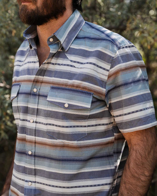 Kurzarm-Button-Down-Hemd mit gestreifter Optik in Blau, Weiß und Beige
