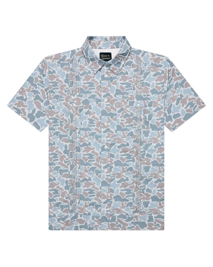 Guayabera camo frío azul con botones al frente y cuello clásico
