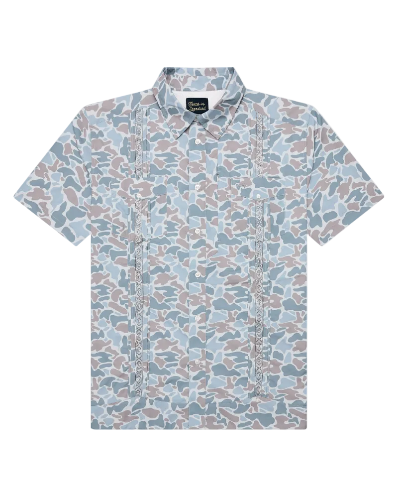 Guayabera camo frío azul con botones al frente y cuello clásico
