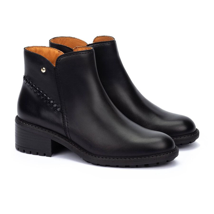 Botines Medina color negro con costura decorativa y tacón ancho