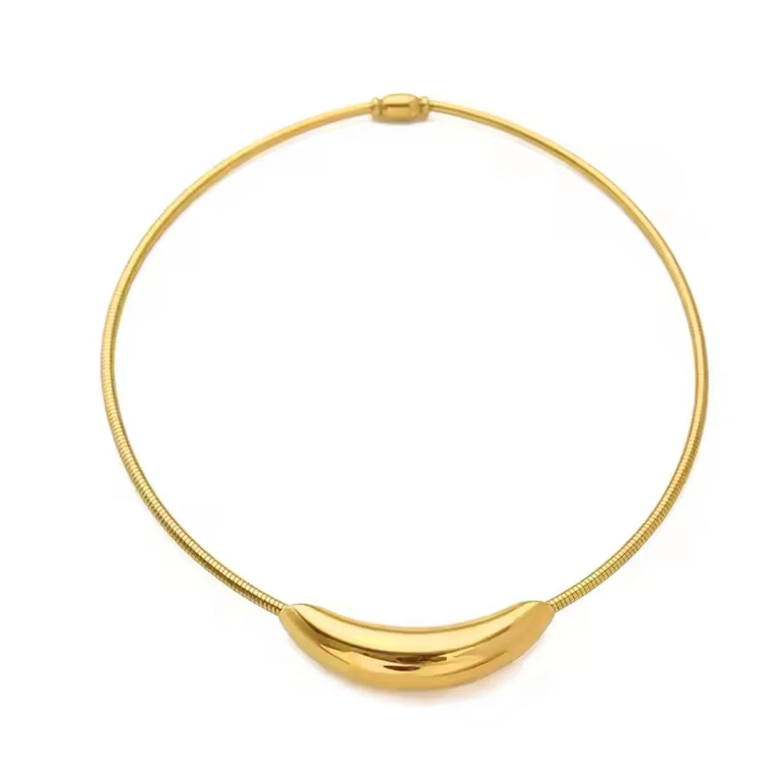 Hendrix Collar Gold chain necklace with curved, ridged centerpiece