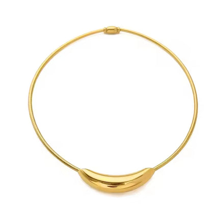 Hendrix Collar Gold chain necklace with curved, ridged centerpiece