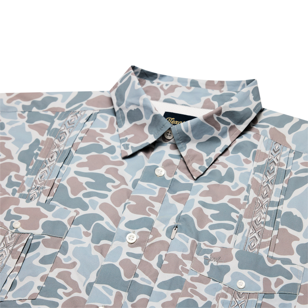 Guayabera camo frío azul: cuello abierto, botones frontales y costuras decorativas