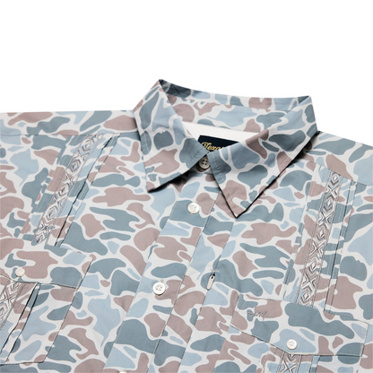 Guayabera camo frío azul: cuello abierto, botones frontales y costuras decorativas