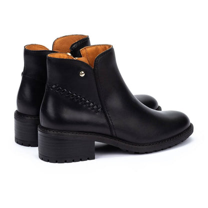 Botines negros con puntera redondeada y tacón robusto