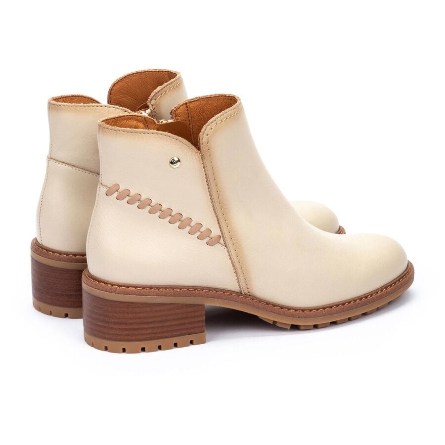 Botines marfil con tacón alto y elástico lateral, puntera redondeada