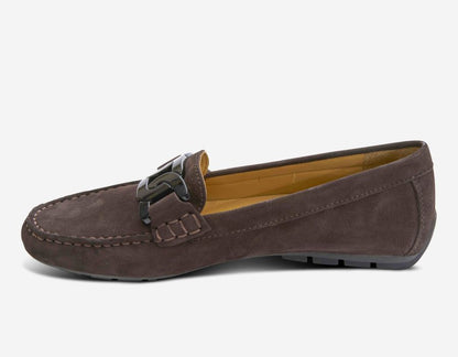 Aiker - Tmoro brown glove leather moccasin with black chain accent and padded insole by VANELI
