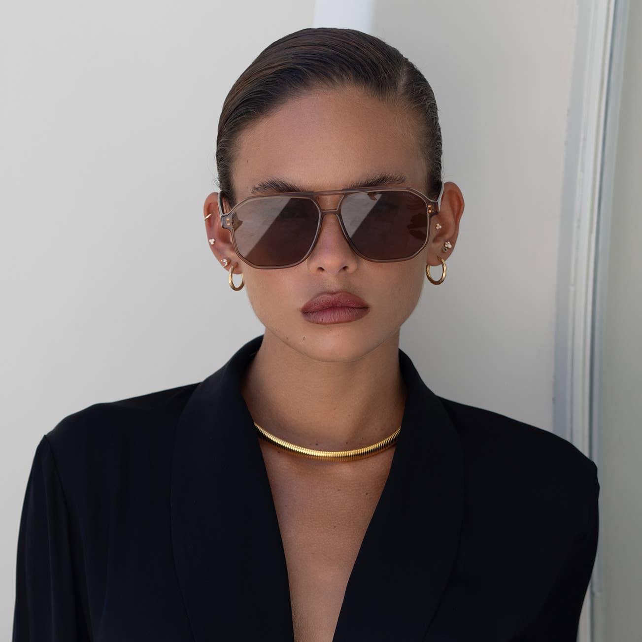 Billie sunglasses on model, tortoise frame with dark brown lenses, front