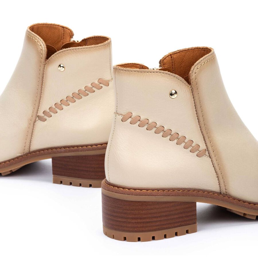 Botines marfil vista trasera con cremallera interior y suela con tacos