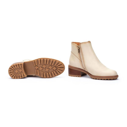 Botines marfil: suela con dibujo y tacón robusto