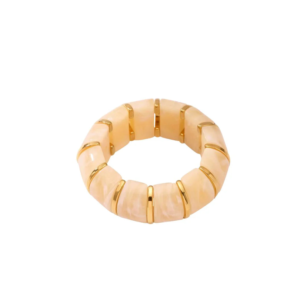 Lennon Bangle in Cremeweiß mit goldfarbenen Gliedern und Steinoptik