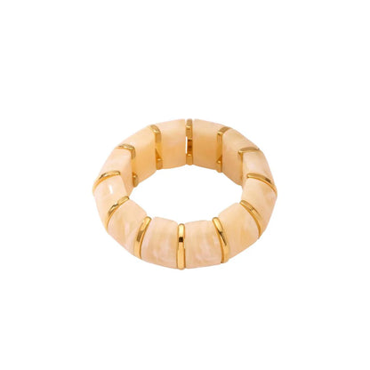 Lennon Bangle in Cremeweiß mit goldfarbenen Gliedern und Steinoptik