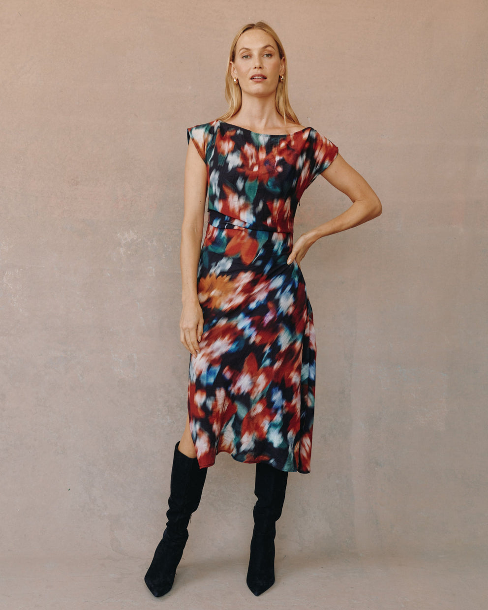 Bella Dahl Boat Neck Cap Sleeved Midi Dress / Blurred Floral L Bella Dahl Boat Neck Cap Sleeved Midi Dress / Blurred Floral L