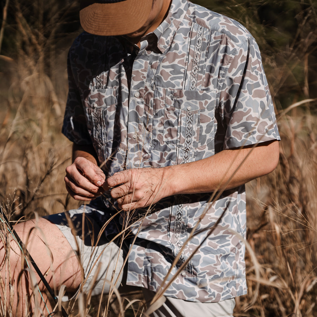 Guayabera camo frío azul con bordado vertical en los paneles y bolsillos