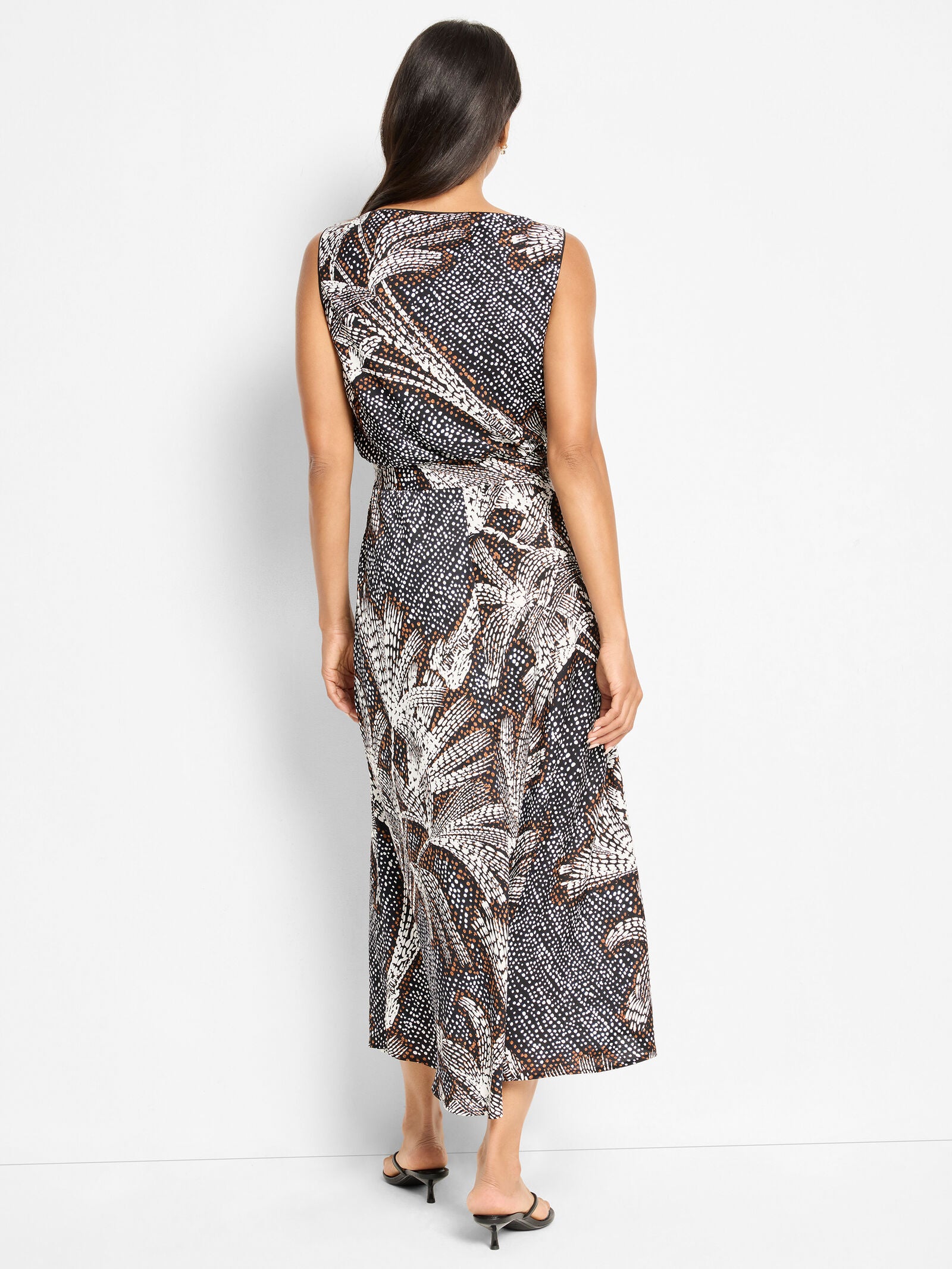 Back view Bianca dress: boat-neck sleeveless midi with tie at waist, palm dot print
