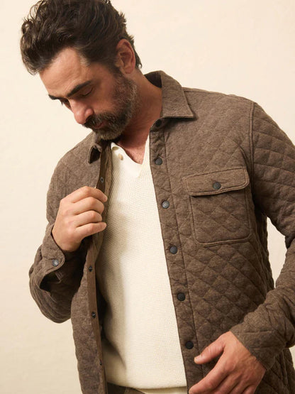 Quilted Fleece CPO-Jacke, dunkelbraunes Melange, offene Vorderseite, Brusttasche sichtbar