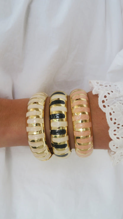 Bali Bangle Armreifen-Set mit Elfenbein-, Schwarz- und Rosatönen in goldfarbenen Streifen