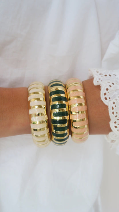Bali Bangle Armreifen am Handgelenk mit Elfenbein-, Schwarz- und Rosastreifen