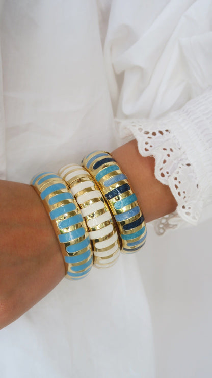 Bali Bangle Armreif mit blau-goldenen Streifen am Handgelenk