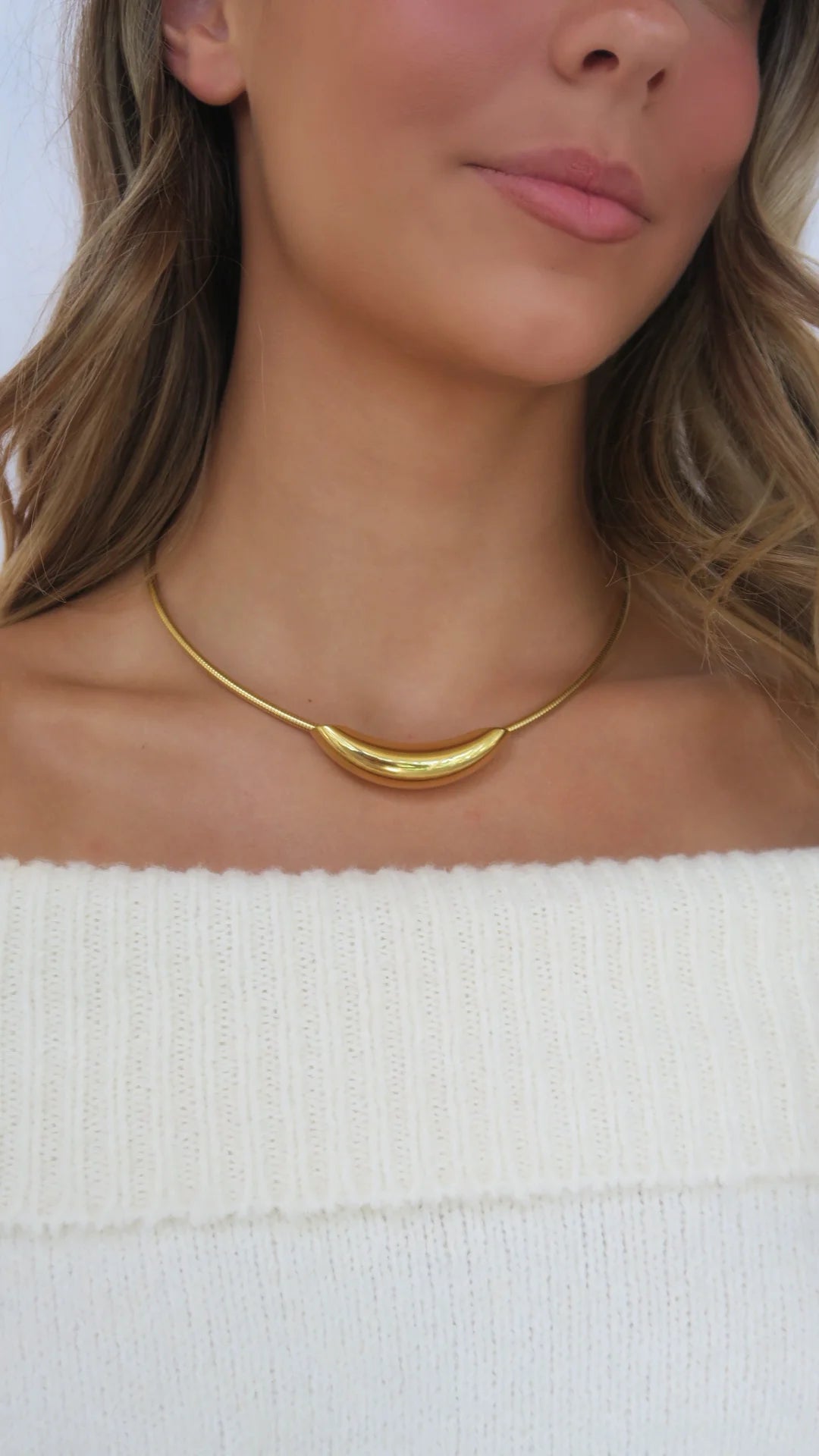 Hendrix Collar Gold choker-style necklace with smooth curved front detail
