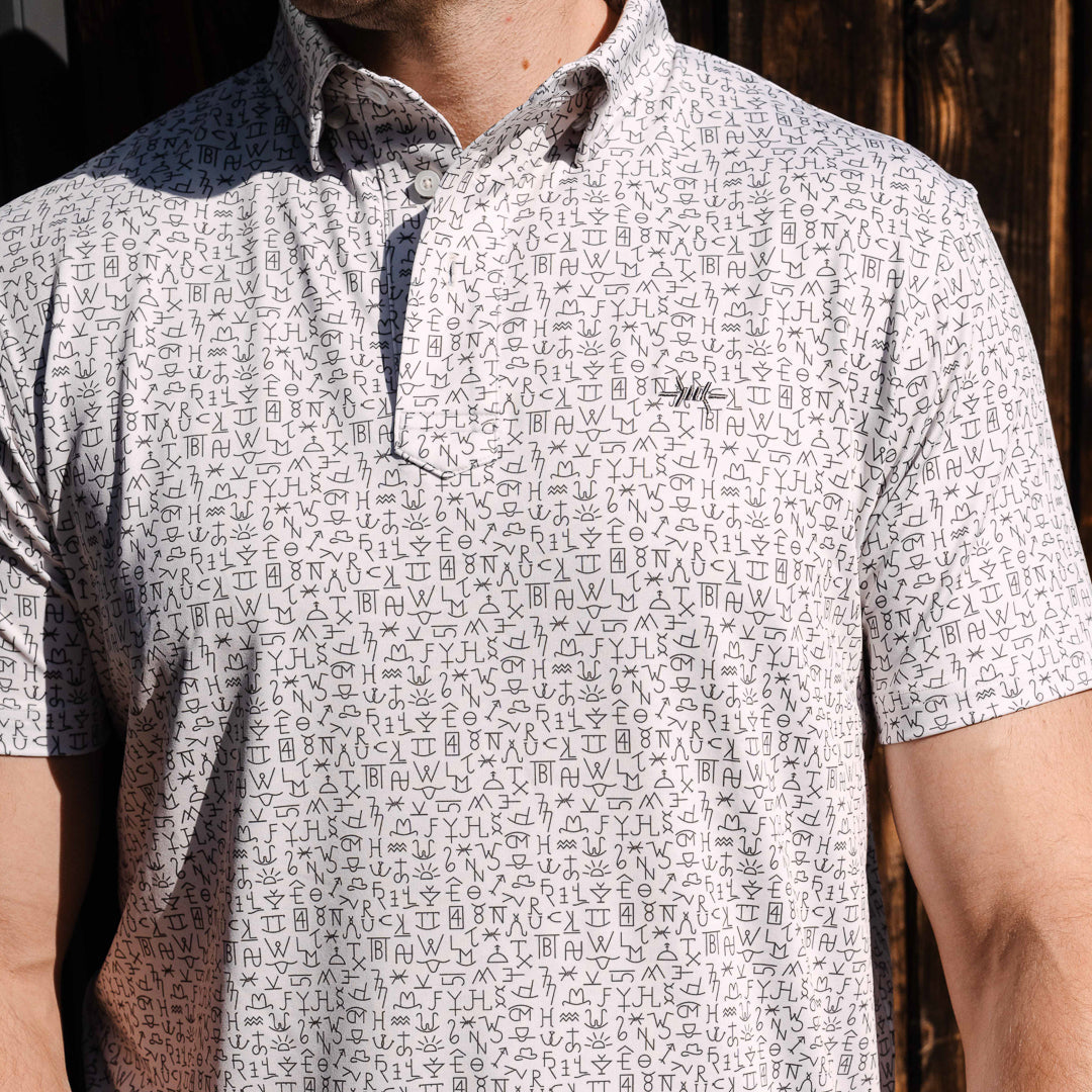 Traditional polo in ash, all-over printed pattern with button-front and collar
