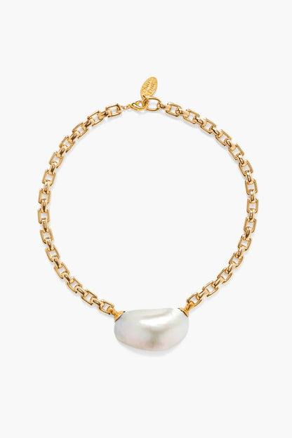 Kette aus goldfarbenen Gliedern mit grauem Perlenanhänger