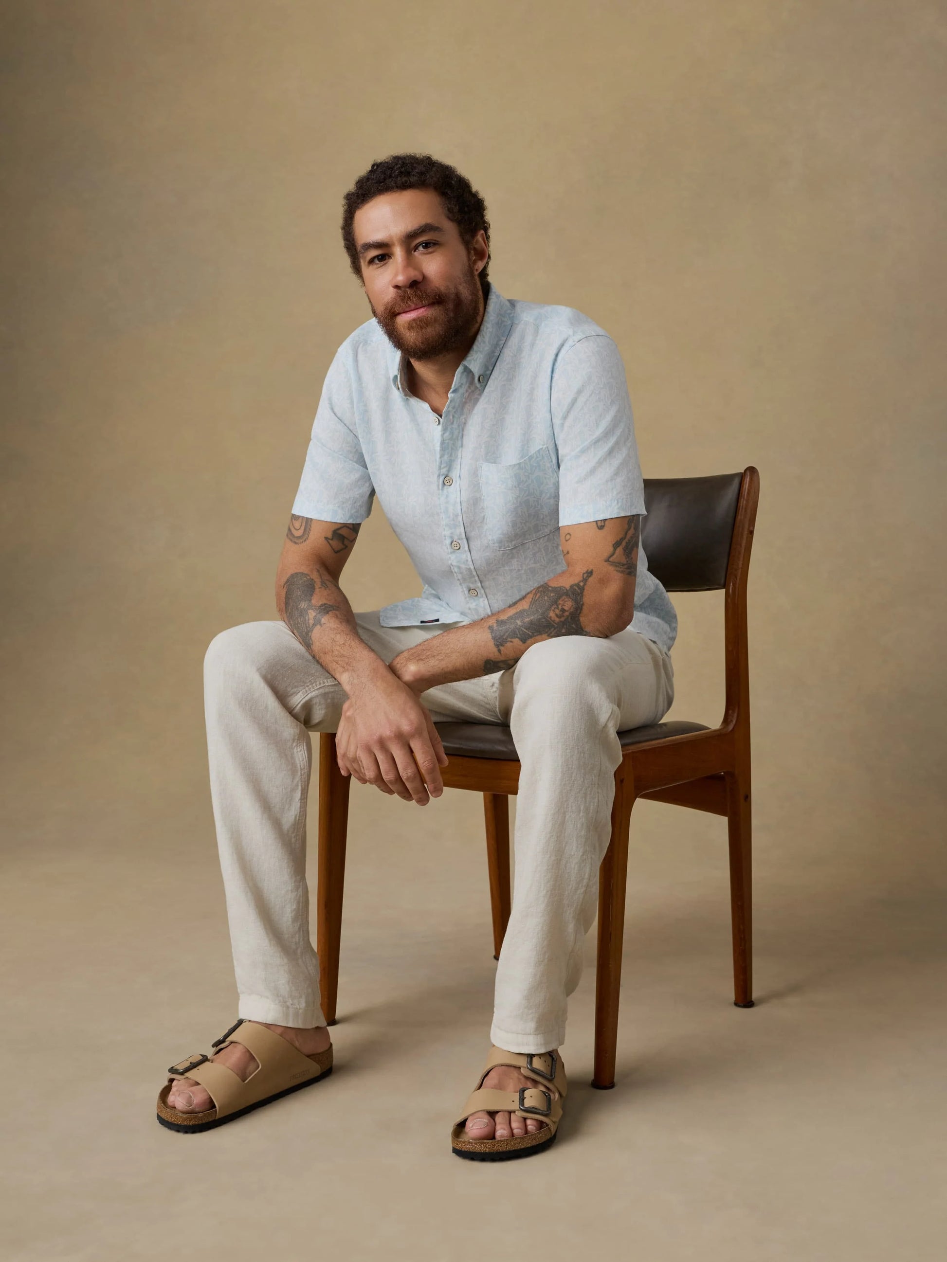 SS Breeze Shirt - Clear Sky Leaf in breathable blue linen styled with casual pants and sandals