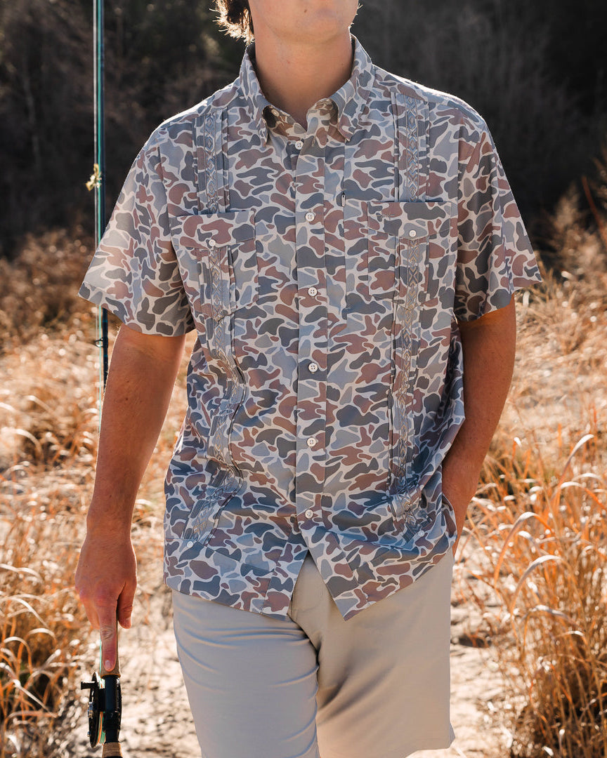 Guayabera camo frío azul de manga corta con botones y bolsas tipo parche