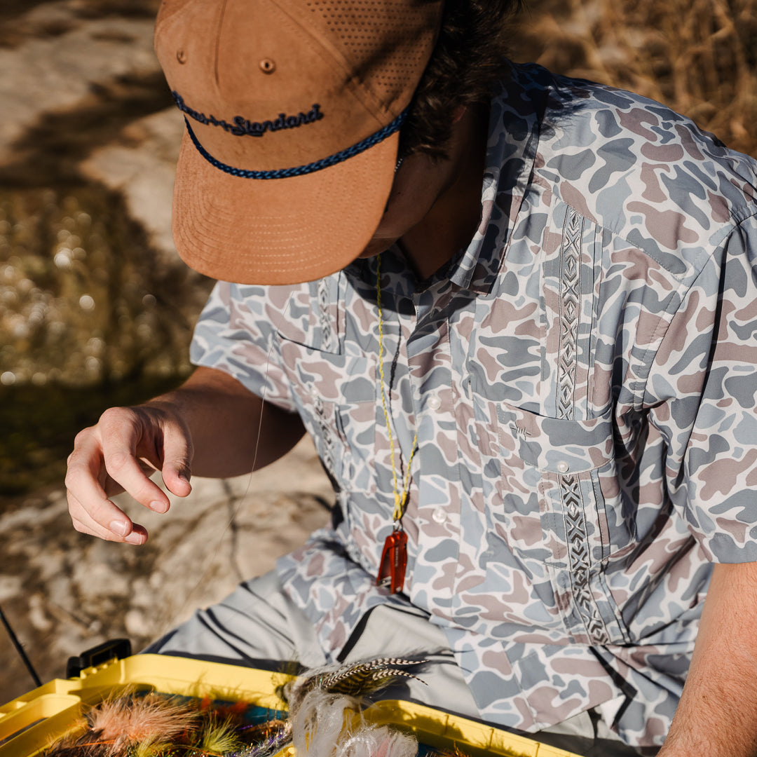 Guayabera camo frío azul con aberturas laterales y bordado en los paneles
