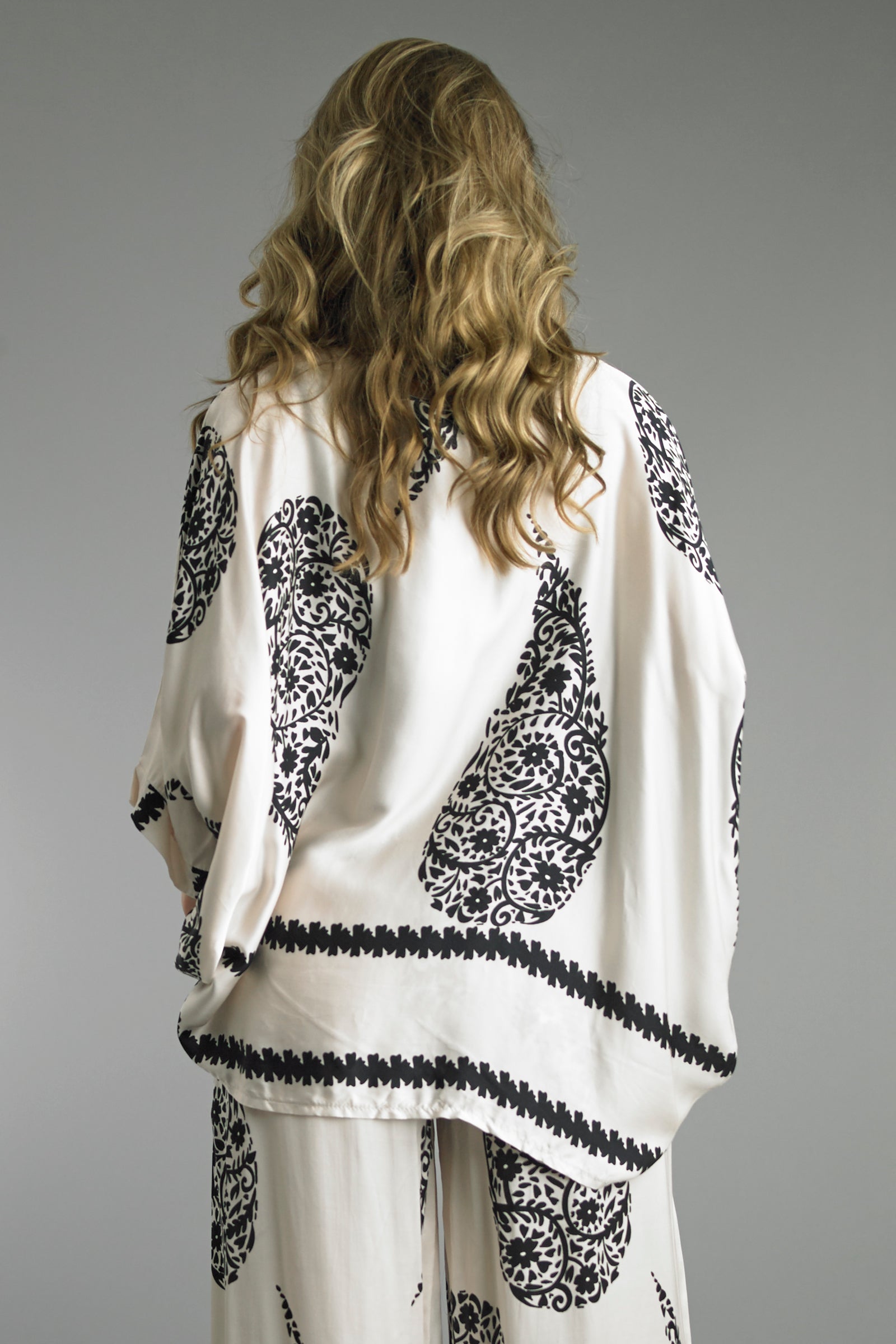 Lounge Set with black floral and geometric patterns on white viscose, oversized fit by TEMPO PARIS