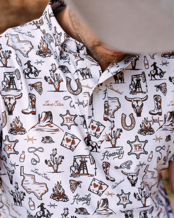 Nahaufnahme: weißes Polo mit Hufeisen- und Lone-Star-Print am Reverskragen
