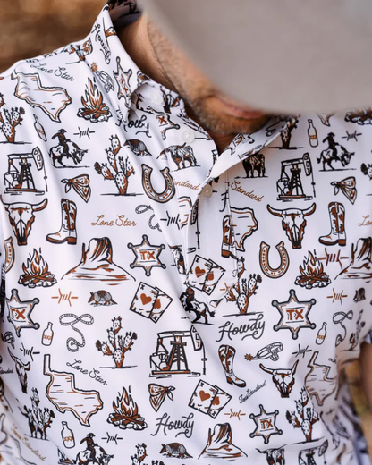 Nahaufnahme: weißes Polo mit Hufeisen- und Lone-Star-Print am Reverskragen
