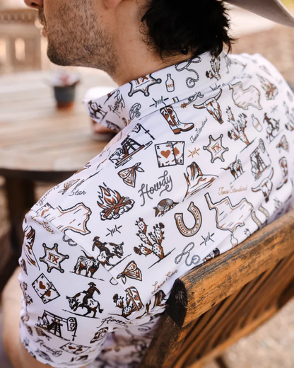Weißes Polo mit Western-Illustrationen, Kragen und Knopfleiste, seitliche Ansicht