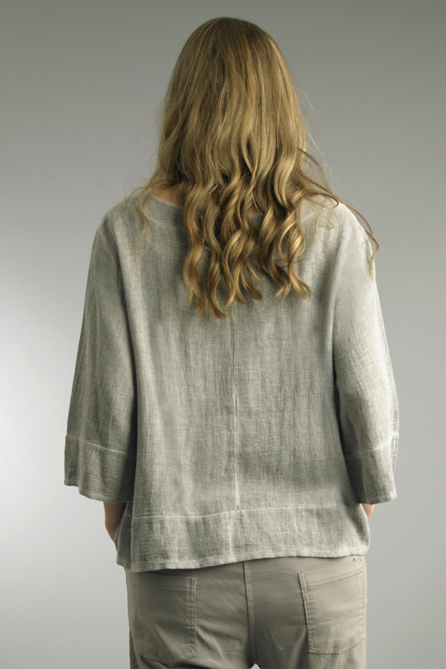 Back view of gray N-Neck Top in breathable linen, relaxed fit from TEMPO PARIS collection