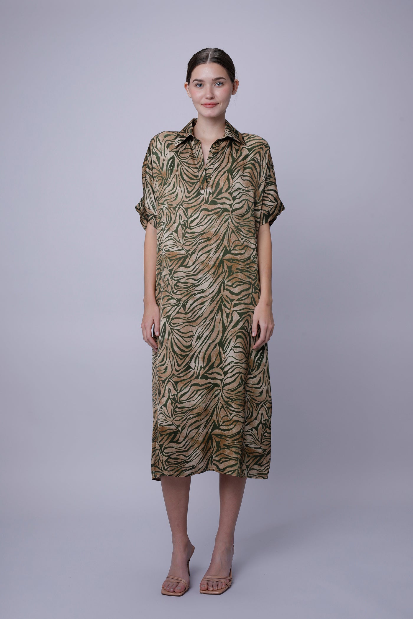 Tania Kleid Camouflage in Grün-Braun, Knopfleiste und Stehkragen