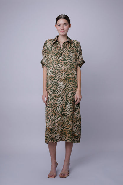 Tania Kleid Camouflage in Grün-Braun, Knopfleiste und Stehkragen