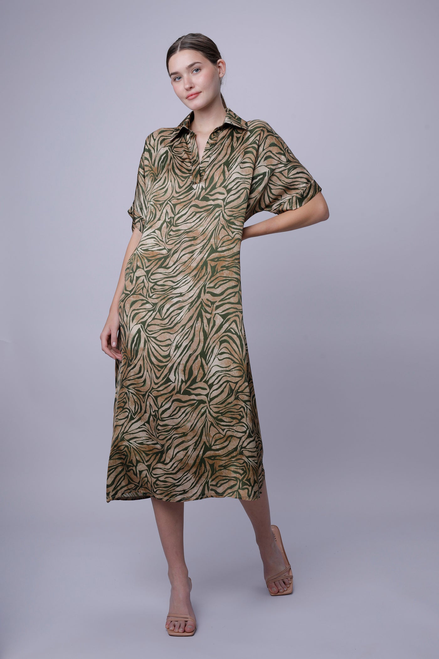 Tania Kleid mit Camouflage-Muster, kurze Ärmel und Knopfleiste