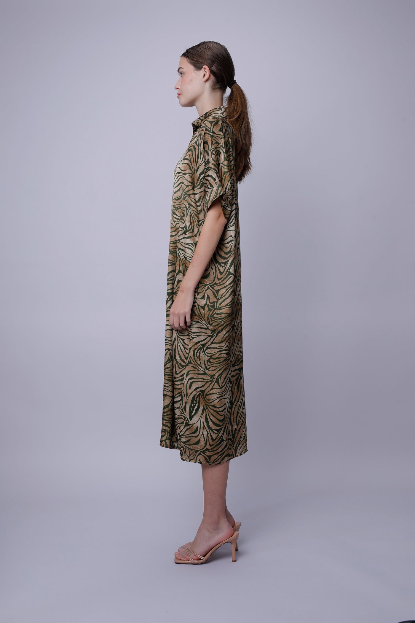 Tania Kleid Camouflage, seitliche Ansicht mit kurzem Ärmel und Knöpfen