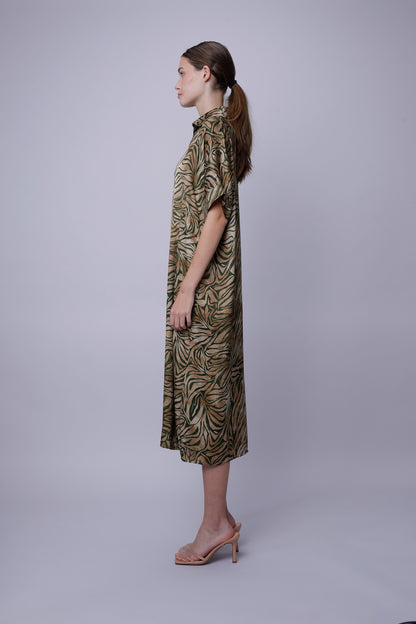 Tania Kleid Camouflage, seitliche Ansicht mit kurzem Ärmel und Knöpfen
