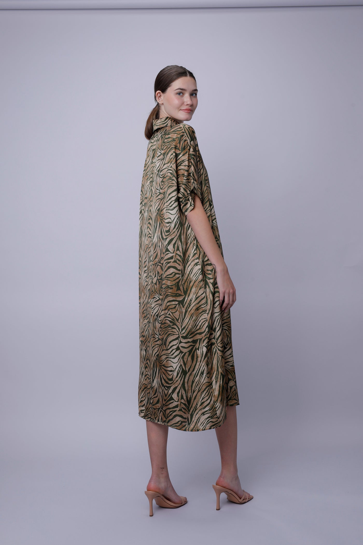 Tania Kleid Camouflage, Rückansicht mit Knopfkragen und Midi-Länge