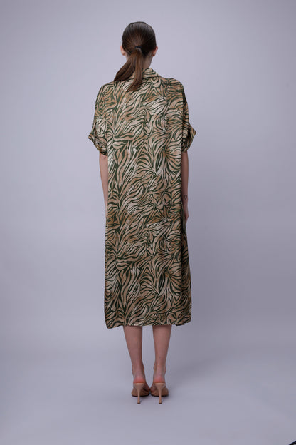 Tania Kleid Camouflage, Rückenansicht mit halblangen Ärmeln
